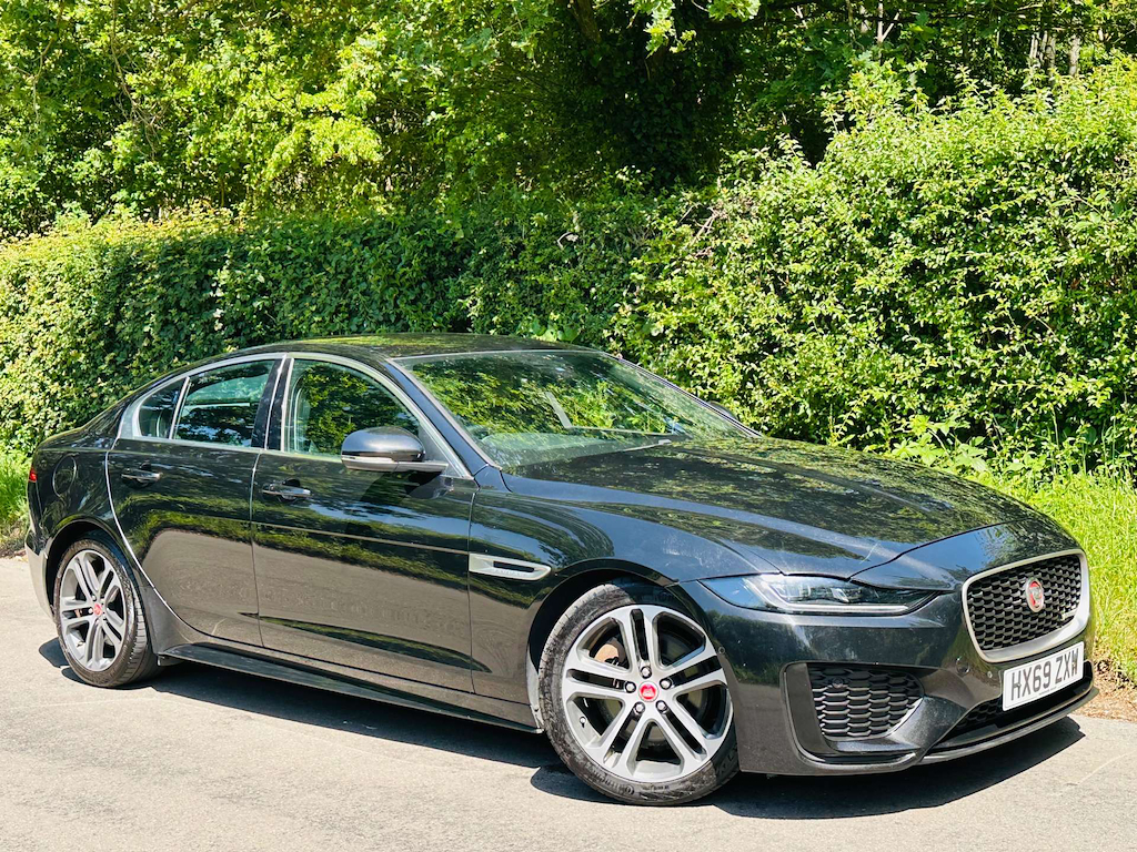 Jaguar XE 2.0 L R-dynamic Se D Black