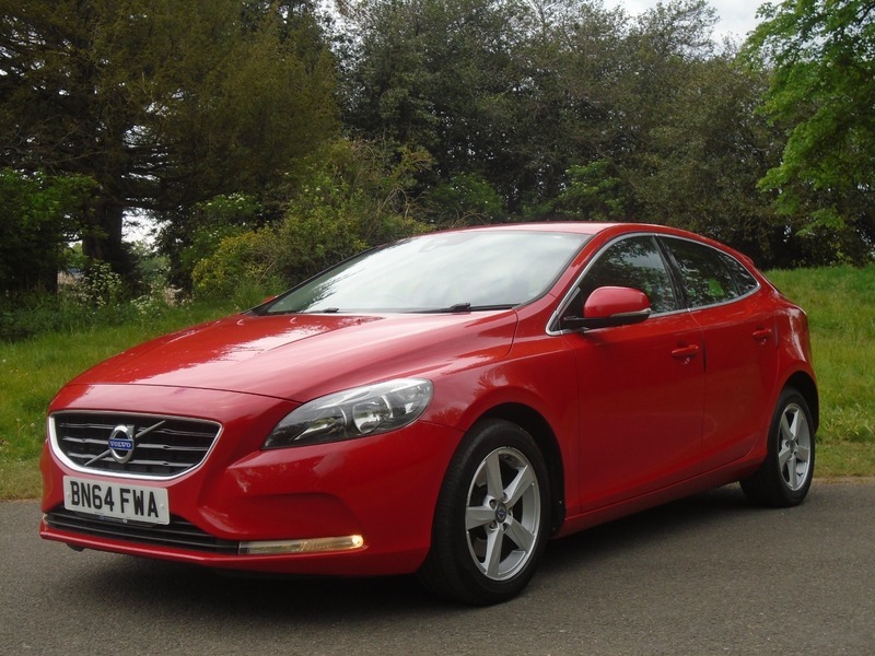 Volvo V40 T2 Se BN64FWA Red #2