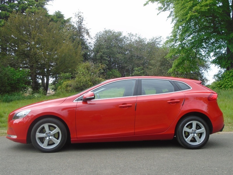 Volvo V40 T2 Se BN64FWA Red #5