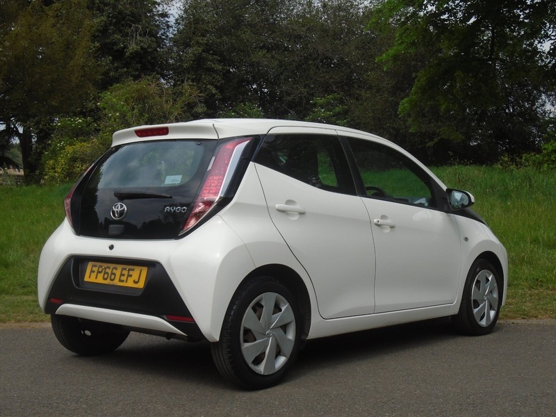 Toyota Aygo Vvt-i X-play FP66EFJ White #4