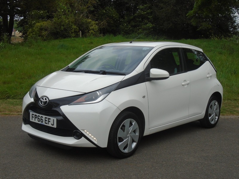 Toyota Aygo Vvt-i X-play FP66EFJ White #2