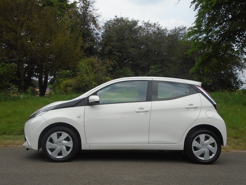 Toyota Aygo Vvt-i X-play FP66EFJ White #5