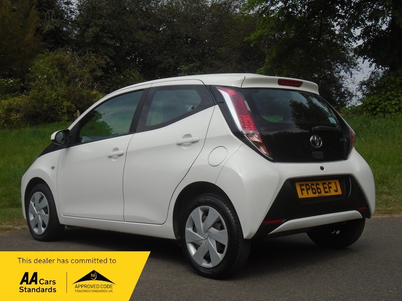 Toyota Aygo Vvt-i X-play FP66EFJ White #3