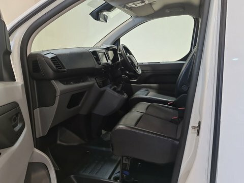 Vauxhall Vivaro 1.5 Turbo D VN70OPC #6