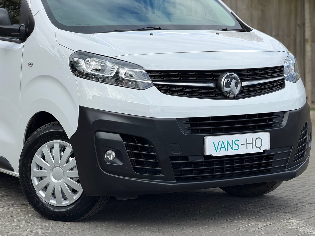 Vauxhall Vivaro Mpv DN72BWB White #2