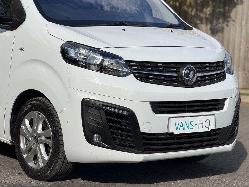 Vauxhall Vivaro Mpv FM23OEV White #2