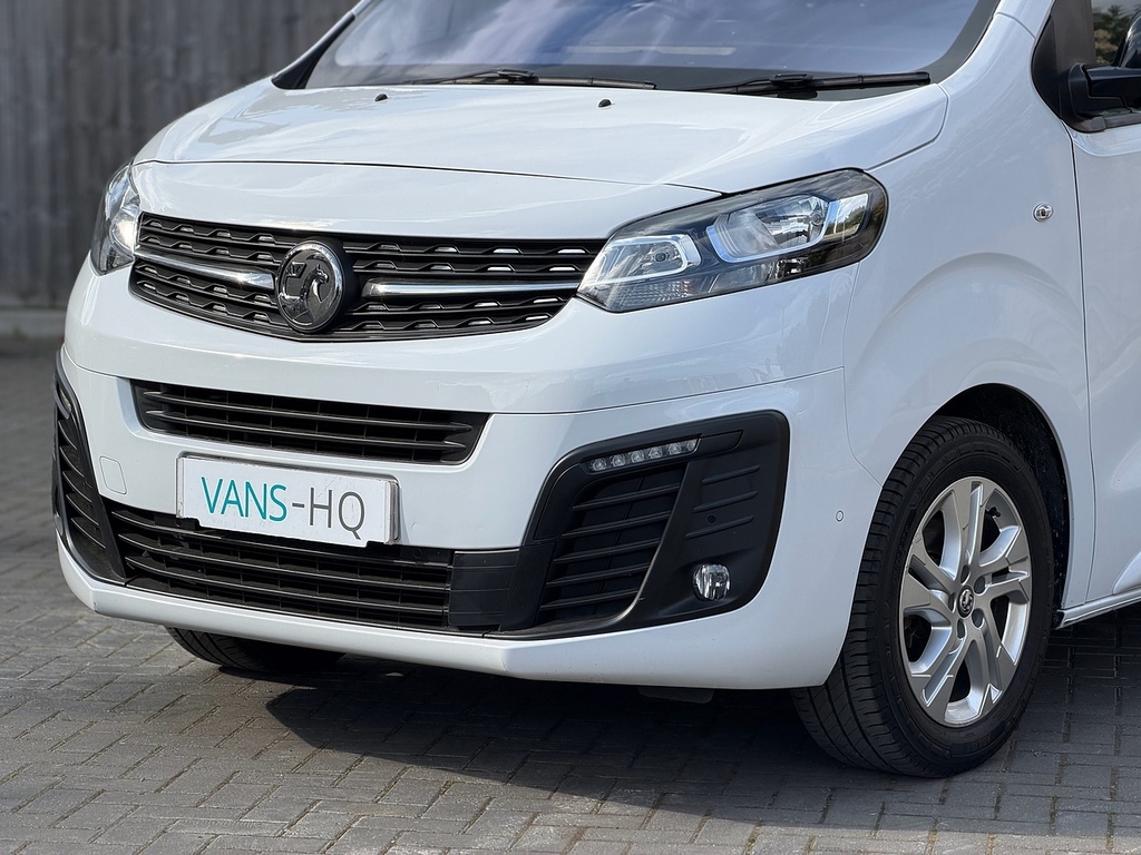 Vauxhall Vivaro Mpv FM23OEV White #4