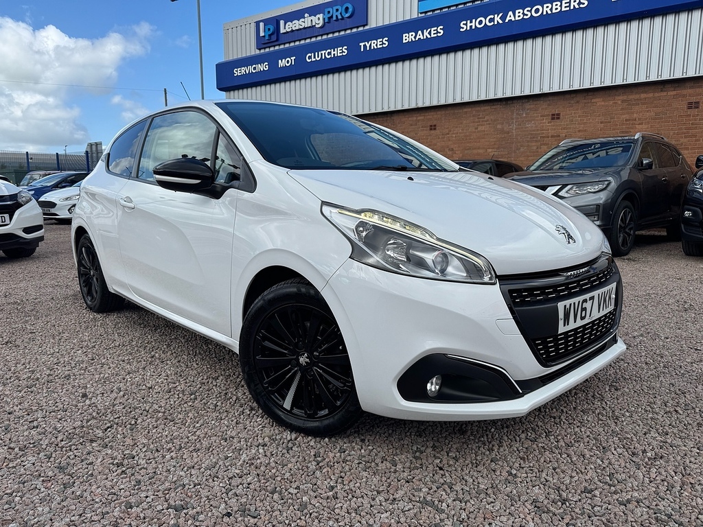 Peugeot 208 Puretech Black Edition White