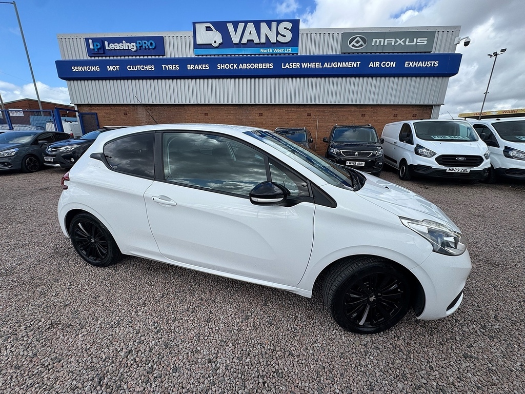 Peugeot 208 Puretech Black Edition WV67VKK White #4
