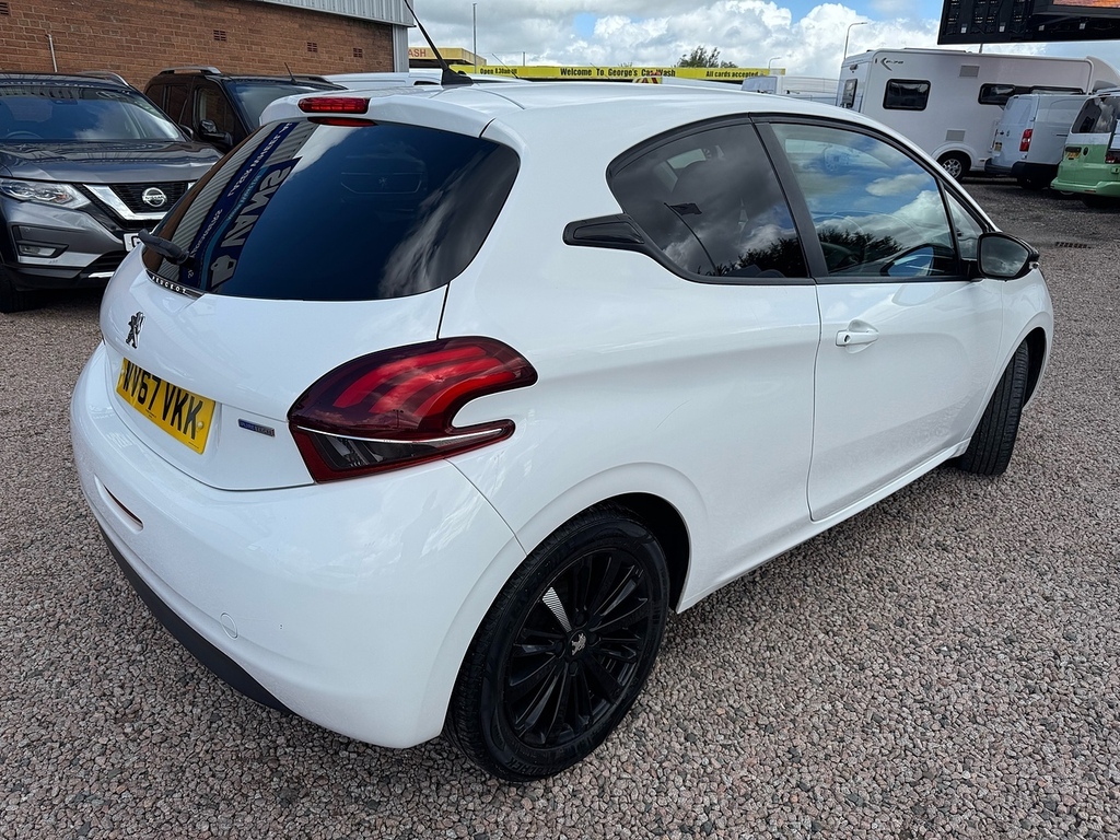 Peugeot 208 Puretech Black Edition WV67VKK White #5