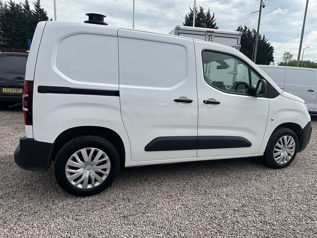 Peugeot Partner Bluehdi 1000 Professional FV21AKJ White #4