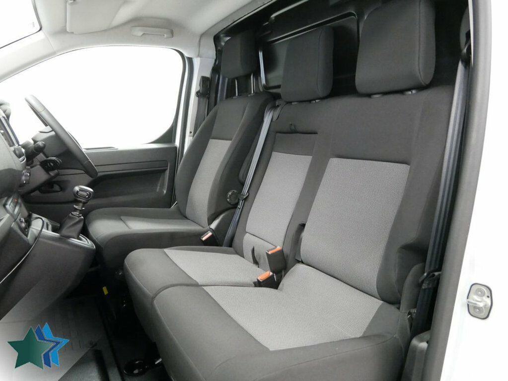 Vauxhall Vivaro 1.5L Turbo D 2900 Pro Panel Van 6Dr DV23UKX White #4