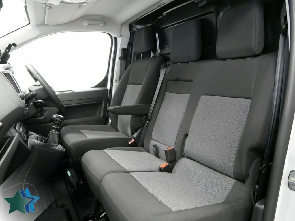 Vauxhall Vivaro 1.5L Turbo D 2900 Pro Panel Van 6Dr DY73KXE White #4