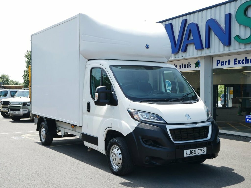 Peugeot Boxer 2L 2.0 Bluehdi 335 Plus Chassis Double Cab Die White