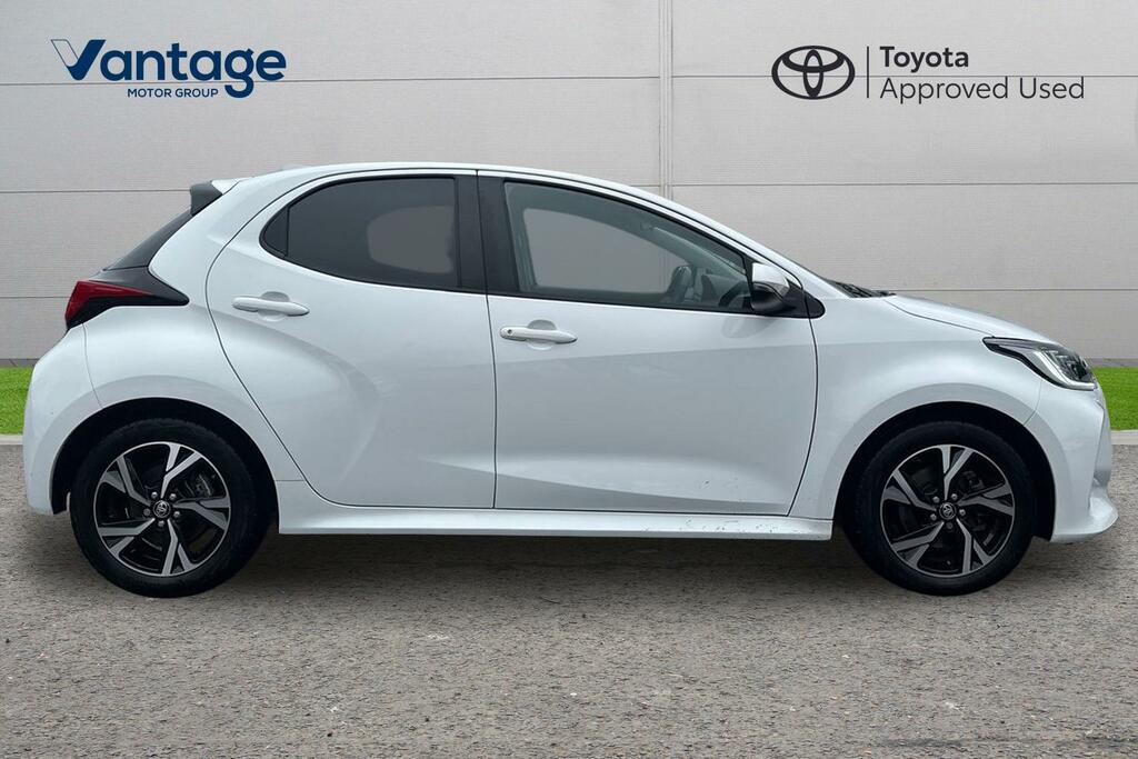 Toyota Yaris 1.5 Vvt-h Design E-cvt Euro 6 Ss YC24AUJ White #2