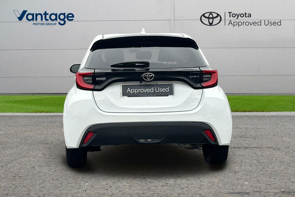 Toyota Yaris 1.5 Vvt-h Design E-cvt Euro 6 Ss YC24AUJ White #4