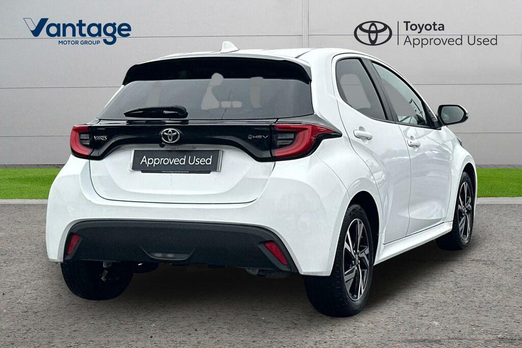 Toyota Yaris 1.5 Vvt-h Design E-cvt Euro 6 Ss YC24AUJ White #3