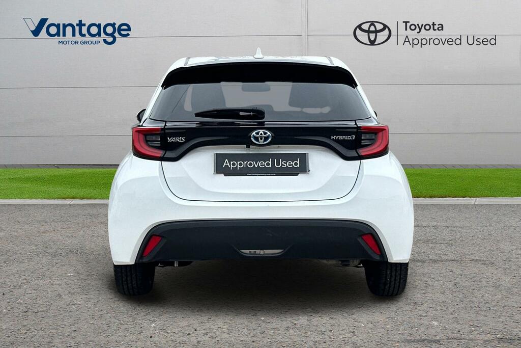 Toyota Yaris 1.5 Vvt-h Design E-cvt Euro 6 Ss YF73HUZ White #4