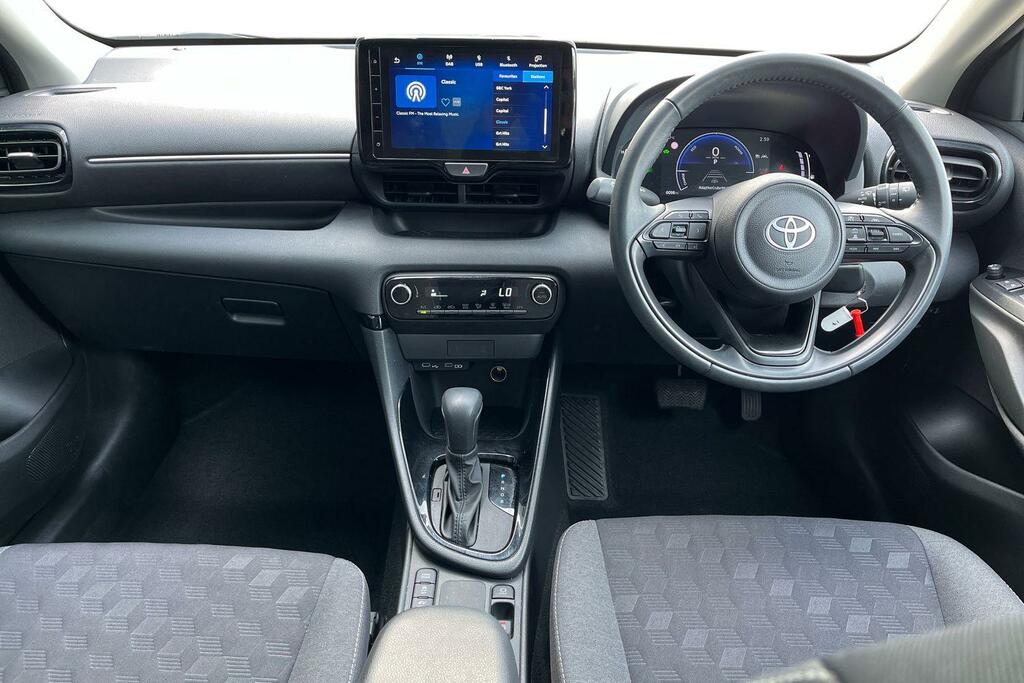 Toyota Yaris 1.5 Vvt-h Design Hatchback Hybrid E-cvt YB74AEU White #6