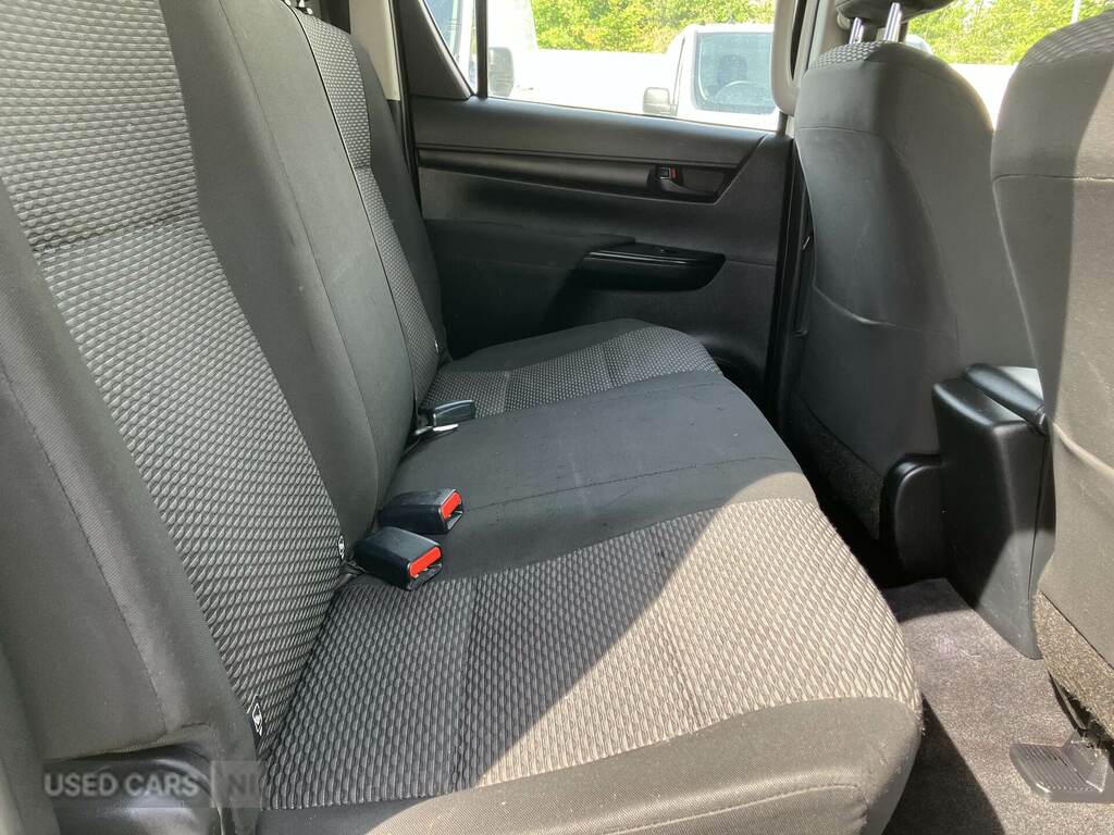 Toyota HILUX Active D Cab Pick Up 2.4 D-4d White #6