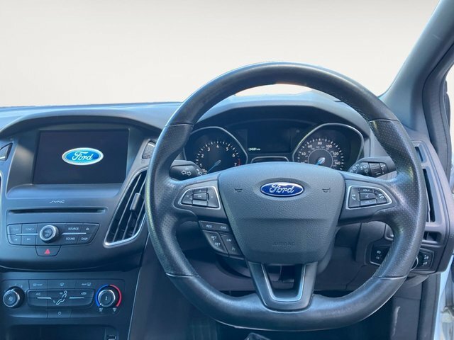 Ford Focus 1.0T Ecoboost St-line Hatchback SY18OZW White #4