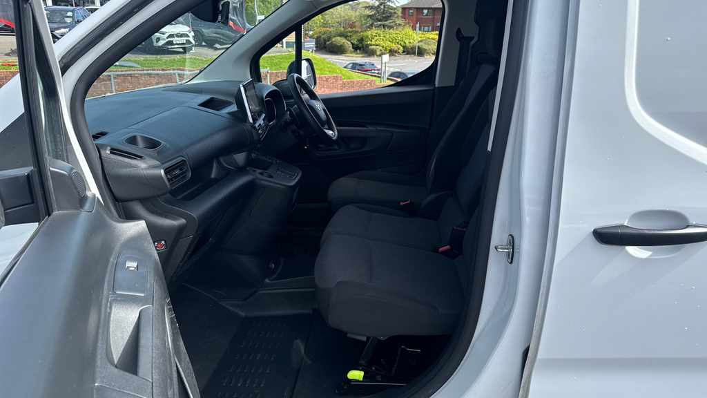Toyota Proace City Design White #5