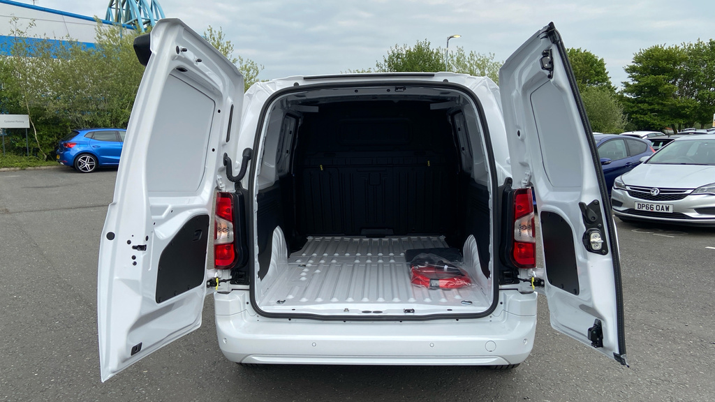 Vauxhall Combo-e Life Pro YB26OAL White #5
