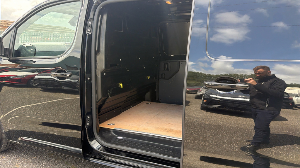 Vauxhall Vivaro Pro Black #5