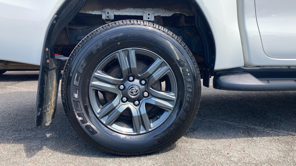Toyota HILUX Icon White #6