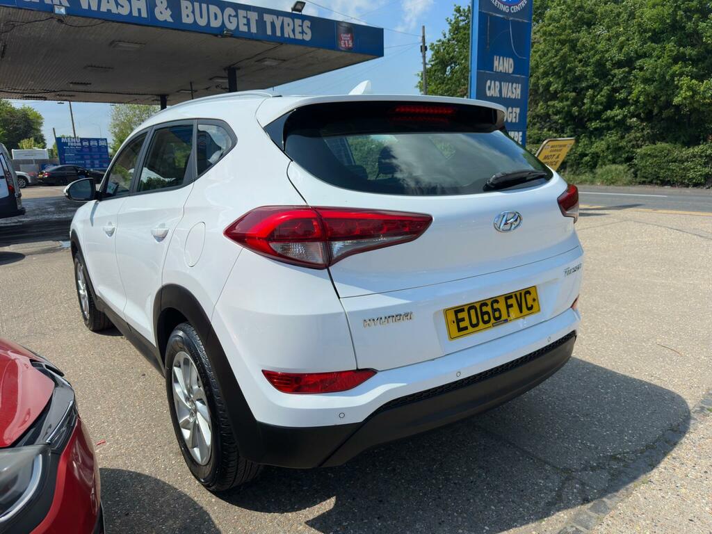 Hyundai Tucson 1.7 Crdi Blue Drive Se Nav Euro 6 Ss E066FVC White #4