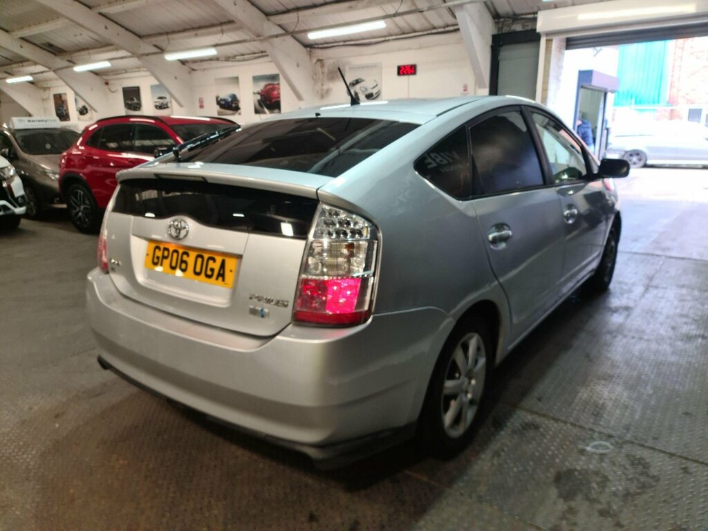 Toyota Prius 1.5 T4 Cvt Silver #7