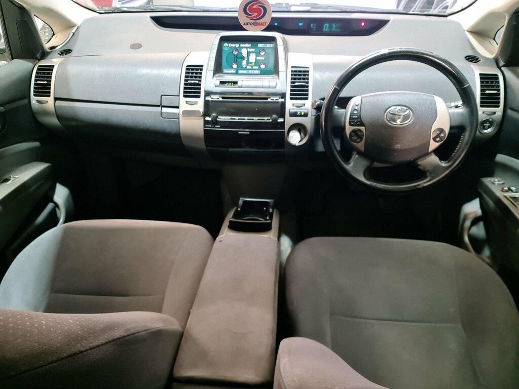 Toyota Prius 1.5 T4 Cvt Silver #8