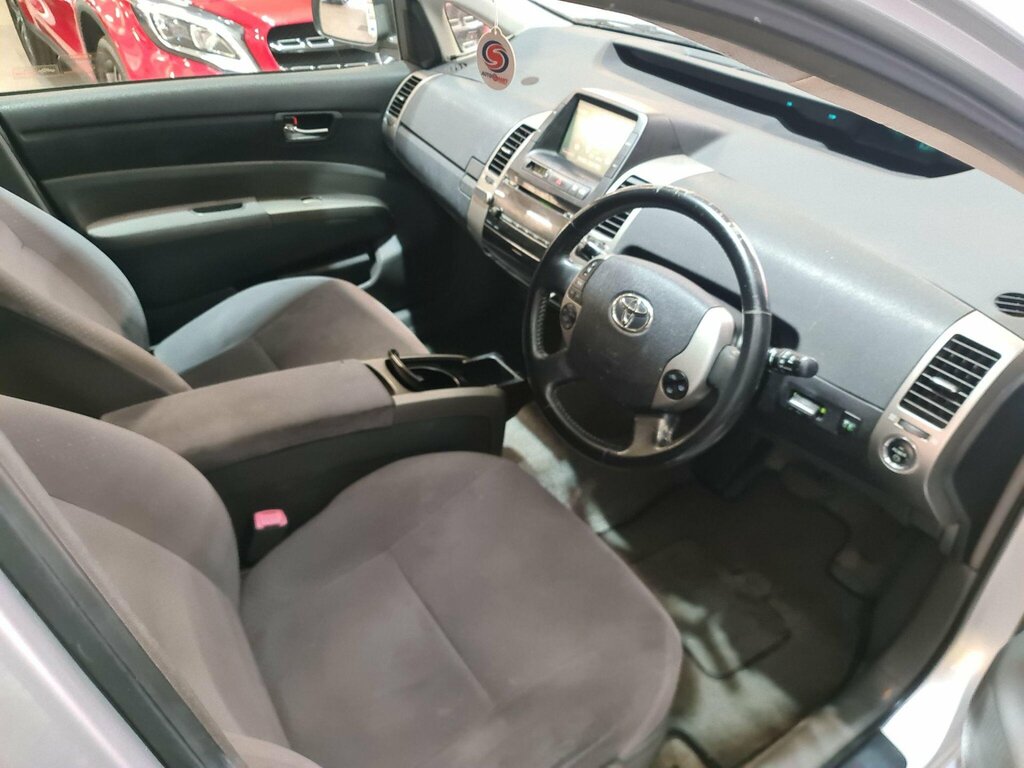 Toyota Prius 1.5 T4 Cvt Silver #9
