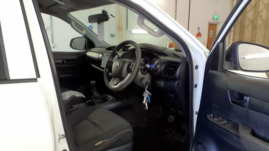 Toyota HILUX 2.4L Active FD67UCY White #5