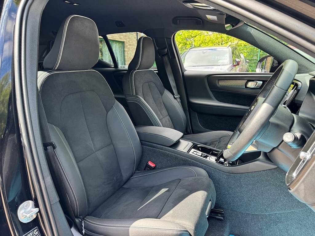 Volvo XC40 B4 Mhev Plus Black Edition NU25HRE Black #2