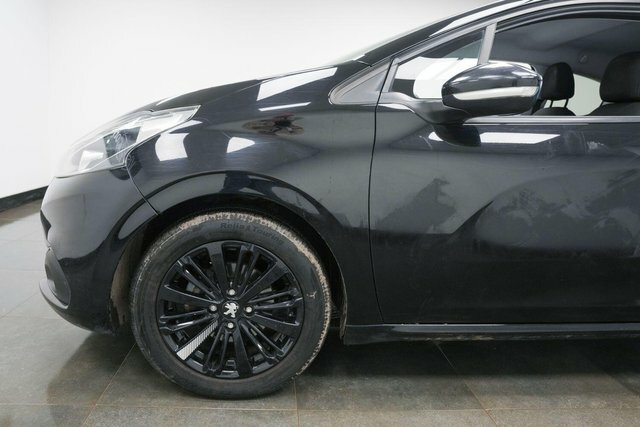 Peugeot 208 1.2 Puretech Black Edition Euro 6 EK17ZCX Black #5