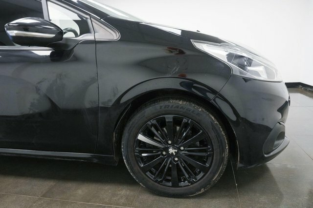 Peugeot 208 1.2 Puretech Black Edition Euro 6 EK17ZCX Black #4