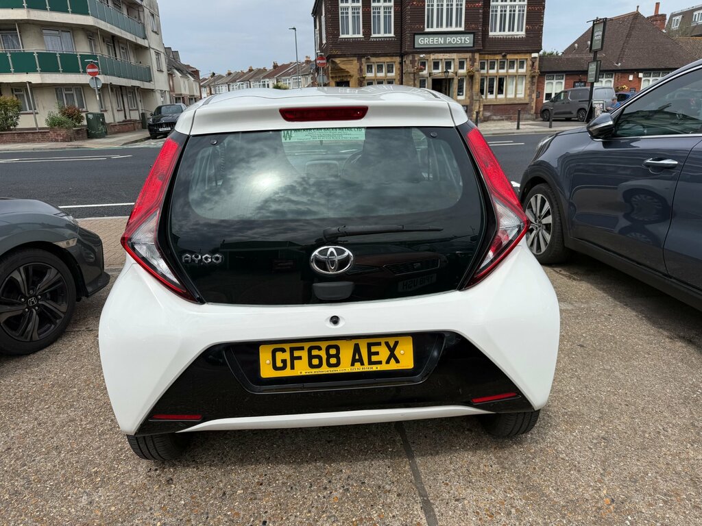 Toyota Aygo 1.0 Vvt-i X-play Hatchback X-shift Euro GF68AEX White #5