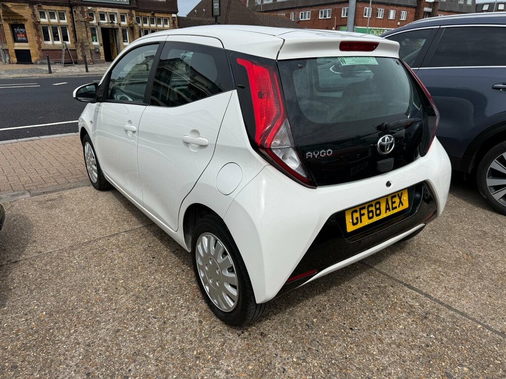 Toyota Aygo 1.0 Vvt-i X-play Hatchback X-shift Euro GF68AEX White #6