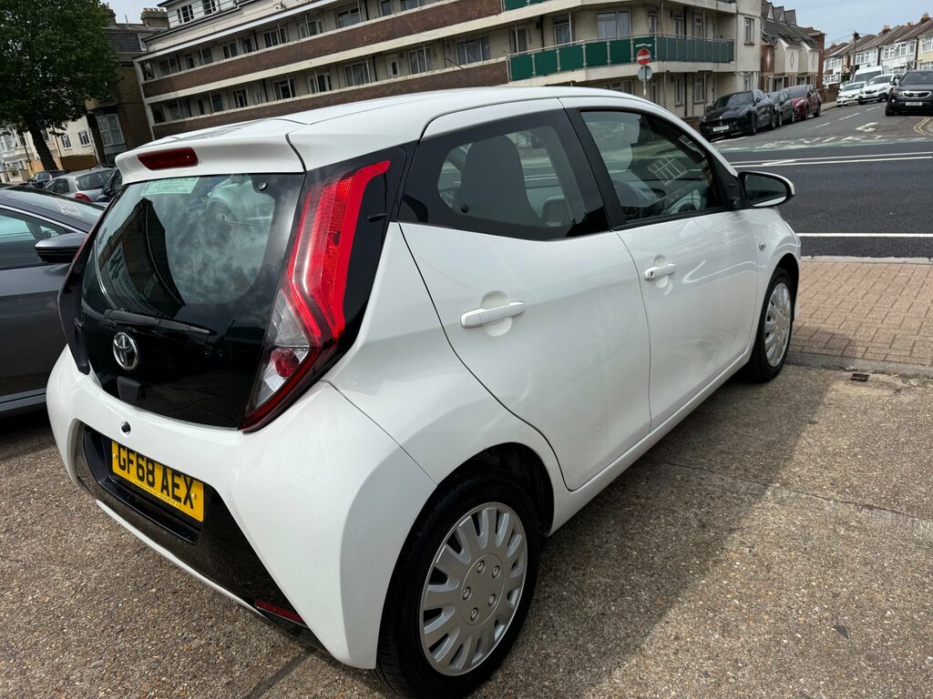 Toyota Aygo 1.0 Vvt-i X-play Hatchback X-shift Euro GF68AEX White #4