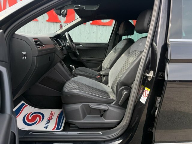 Volkswagen Tiguan Suv GJ23UCN Black #3