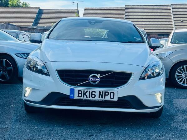 Volvo V40 1.5 T2 R-design Nav Euro 6 Ss White #3