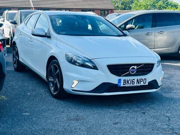 Volvo V40 1.5 T2 R-design Nav Euro 6 Ss White #4