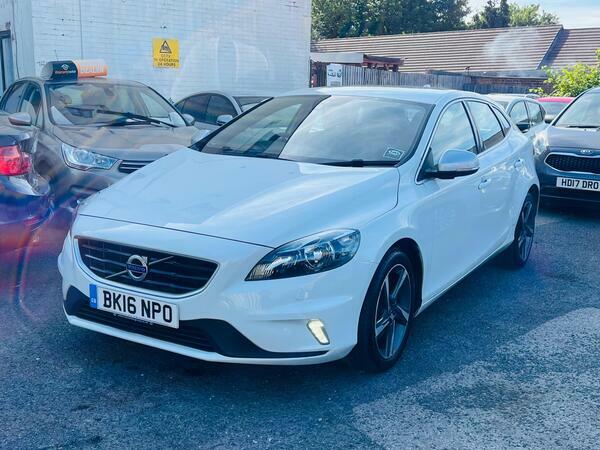 Volvo V40 1.5 T2 R-design Nav Euro 6 Ss White #2