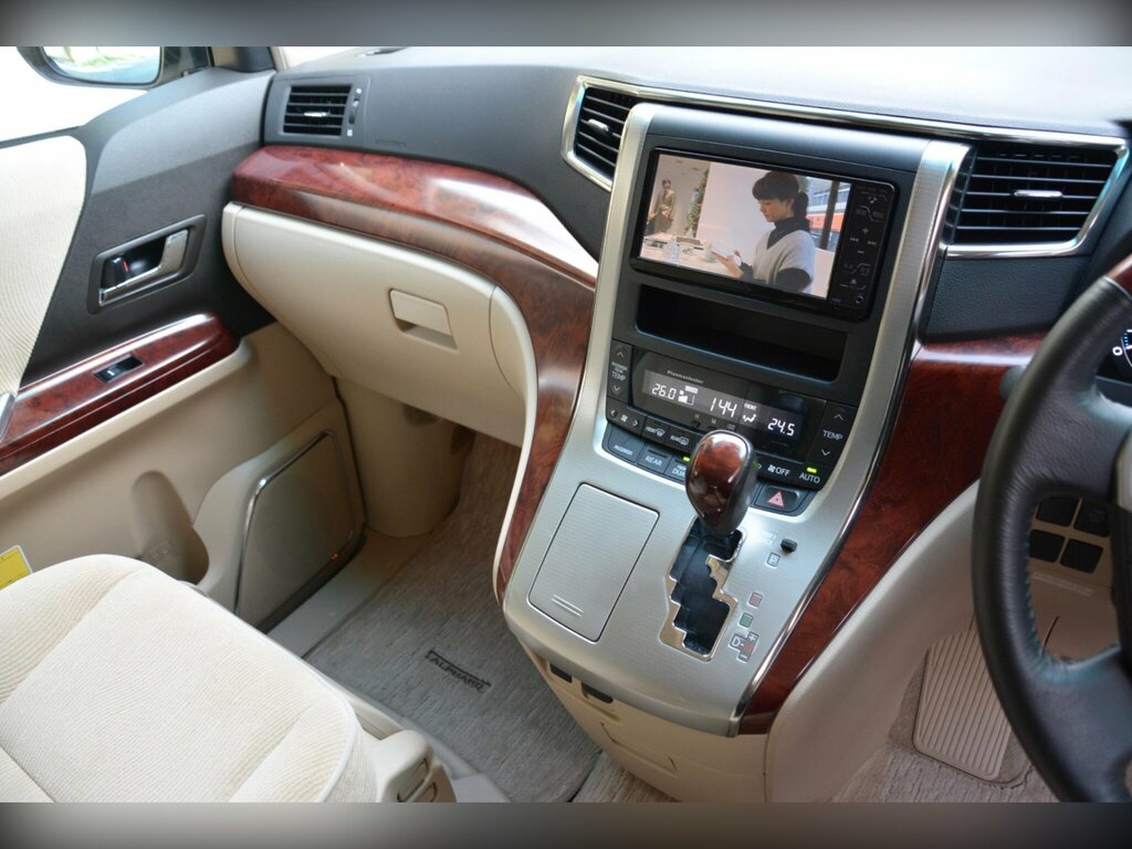 Toyota Alphard Hatchback V-spec 200808 White #44