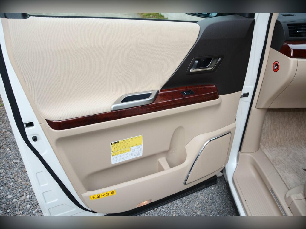 Toyota Alphard Hatchback V-spec 200808 White #25