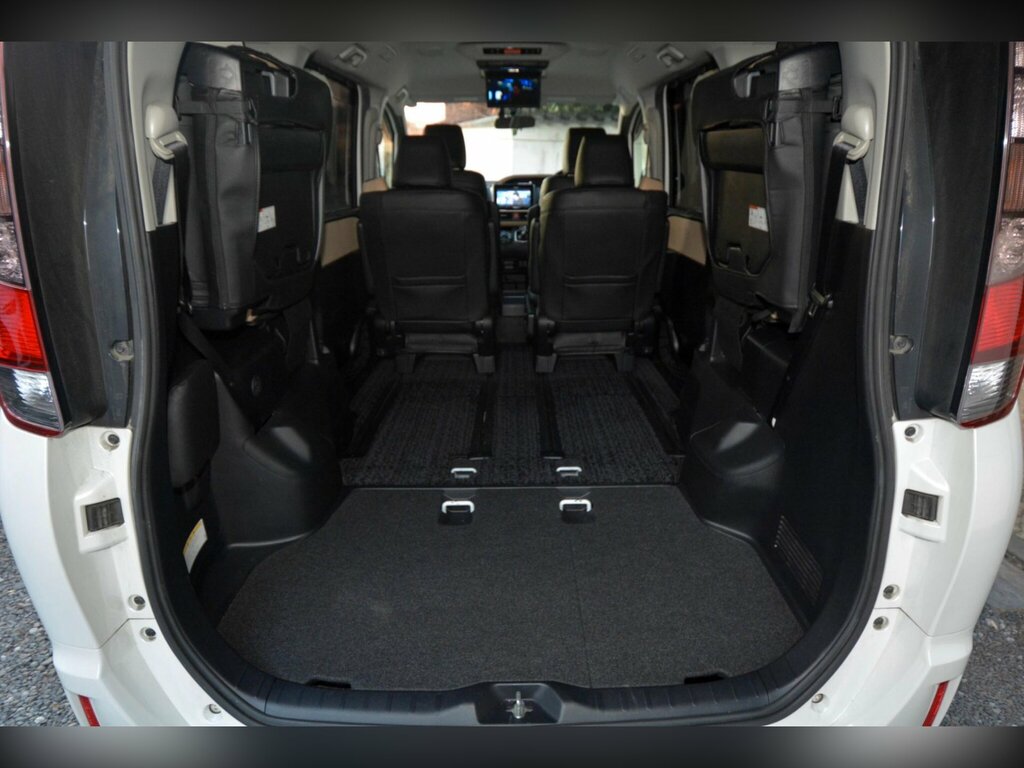 Toyota Noah  Black #37