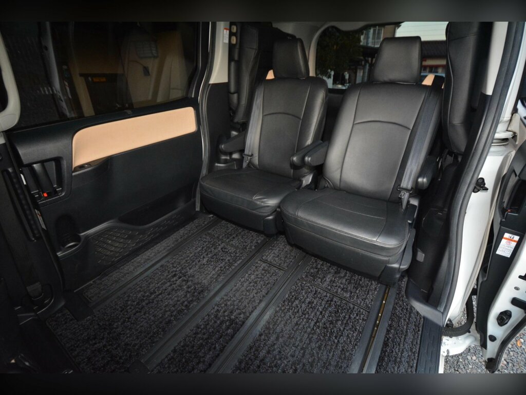 Toyota Noah  Black #30