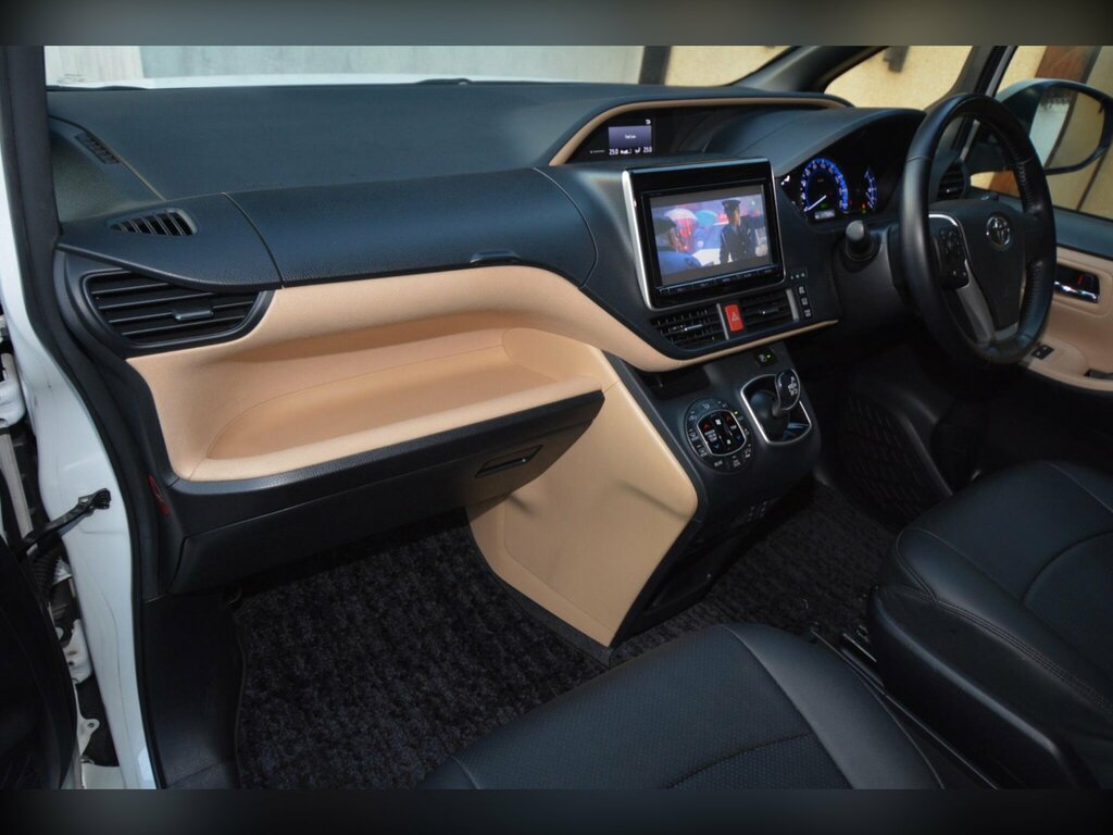 Toyota Noah  Black #22