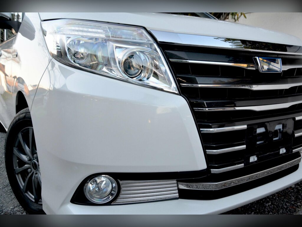 Toyota Noah  Black #17